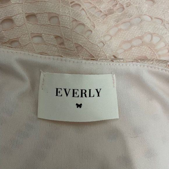 Everly Pink Lace Cold Shoulder Tank Size Medium - Picture 7 of 7
